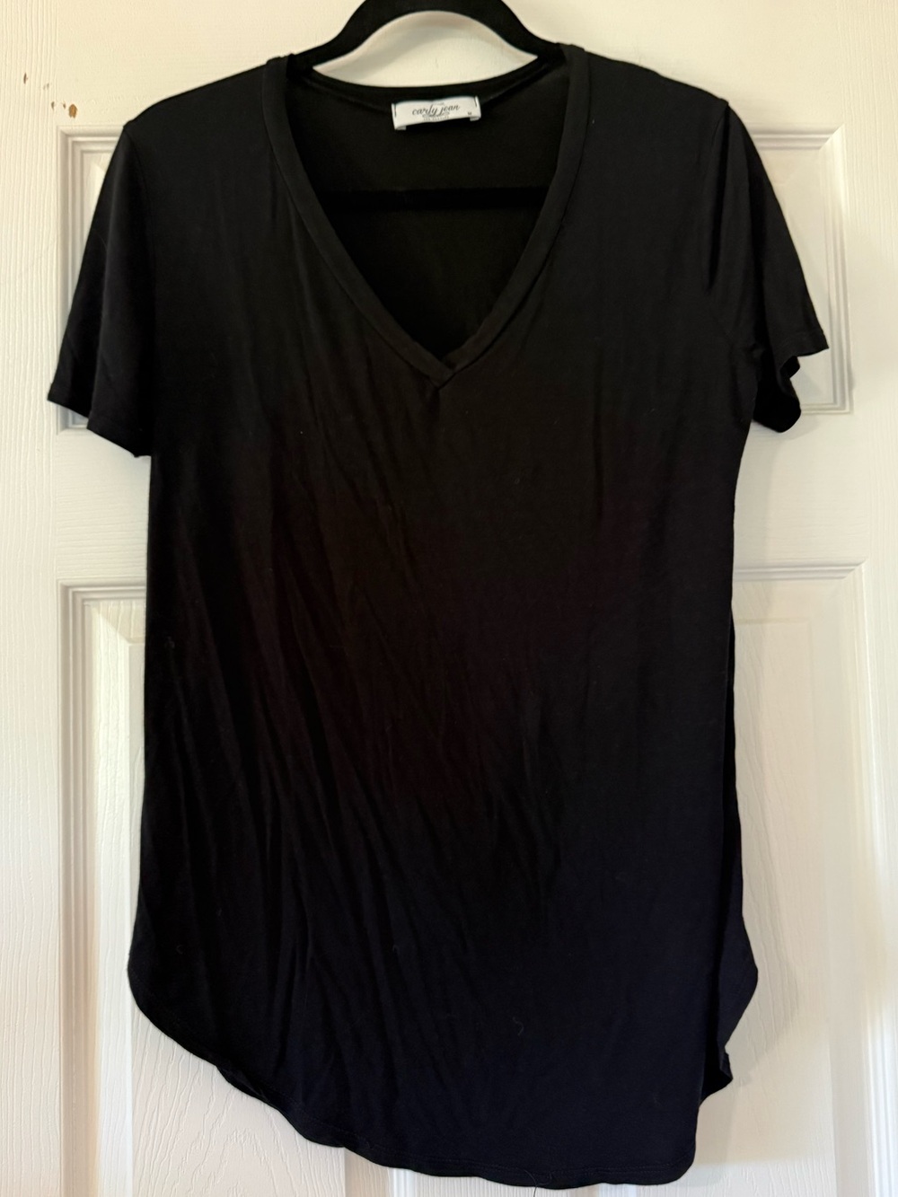 🩷 Carly Jean Los Angeles Black V-Neck Short Sleeve Tee- medium